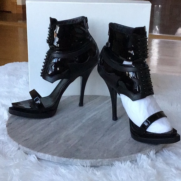 GIVENCHY BLACK PATENT AND MATTE LEATHER CALFSKIN PUMPS. - Picture 12 of 14